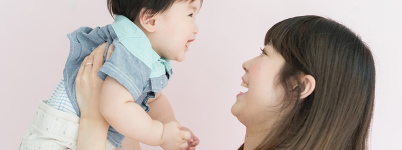为了让孩子听话给他玩手机 “手机育儿”需慎重