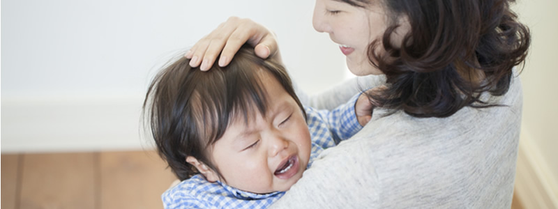 为了让孩子听话给他玩手机 “手机育儿”需慎重