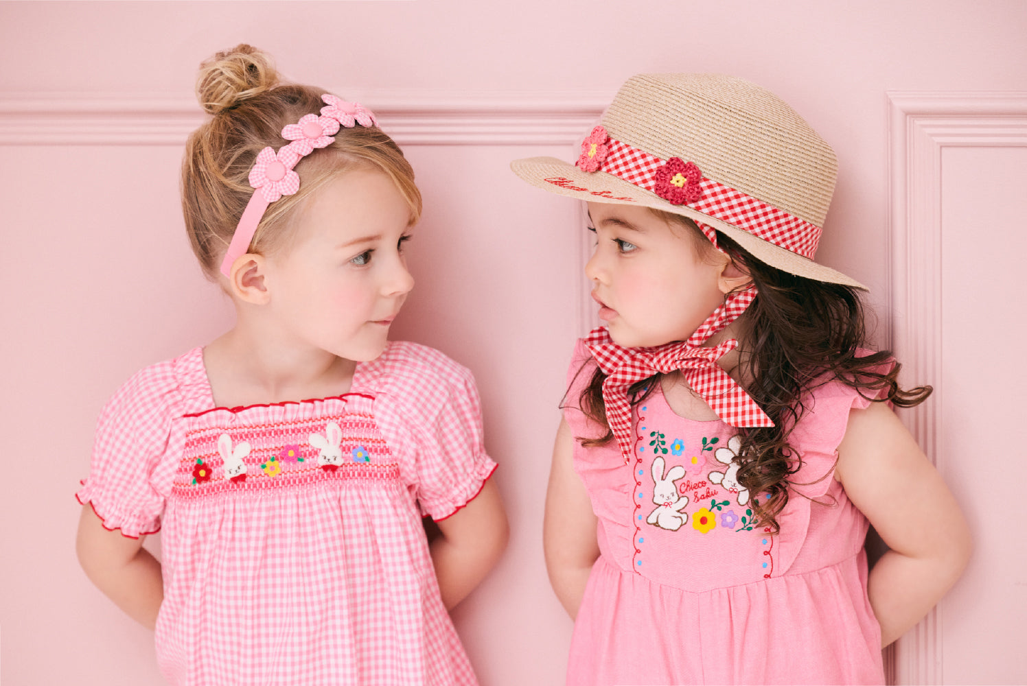 2026年春夏チエコサクの服を着たモデル