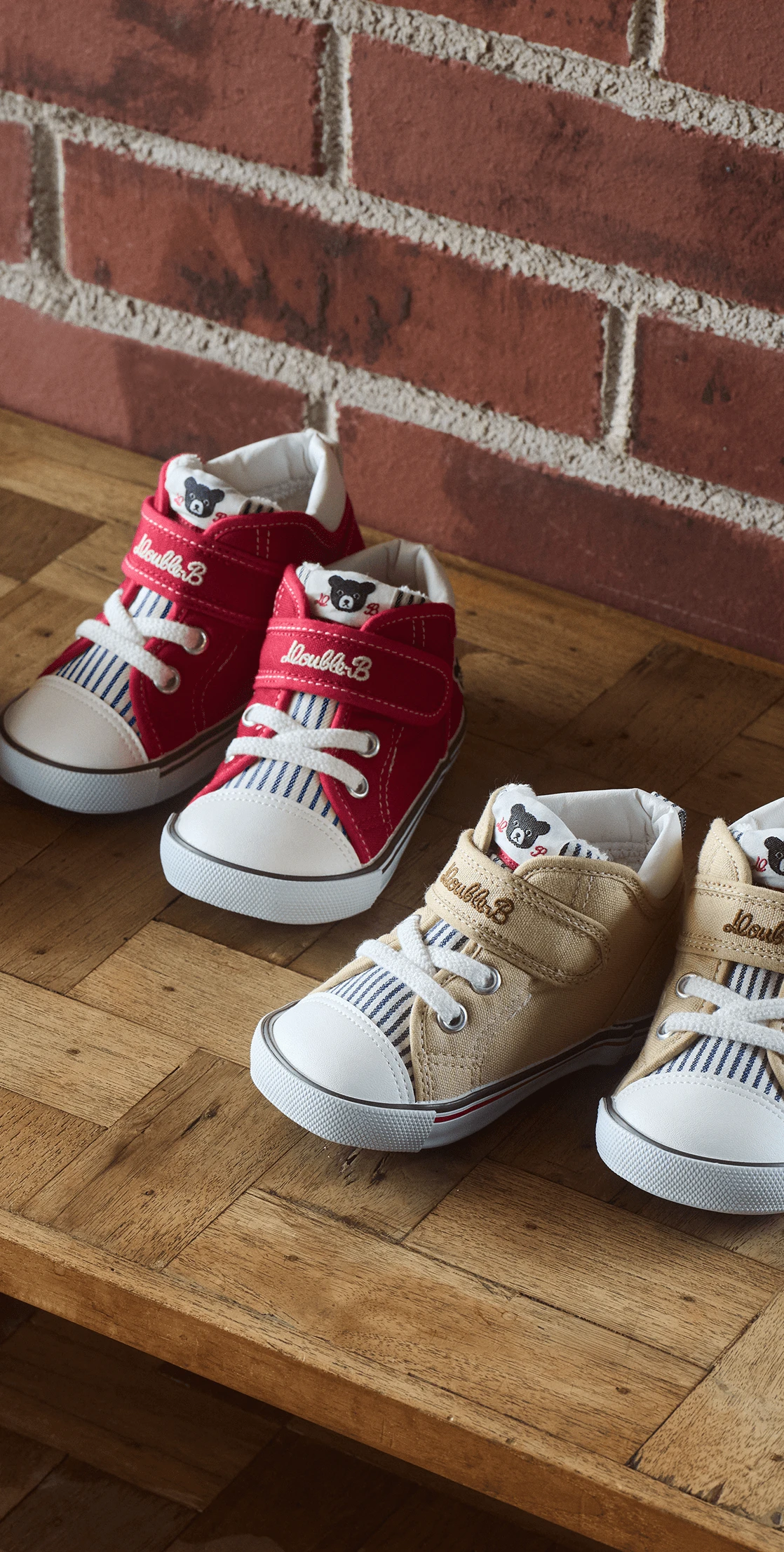 鮮やかな赤色の子ども用レーシングカートが、コンクリート床の上に置かれている