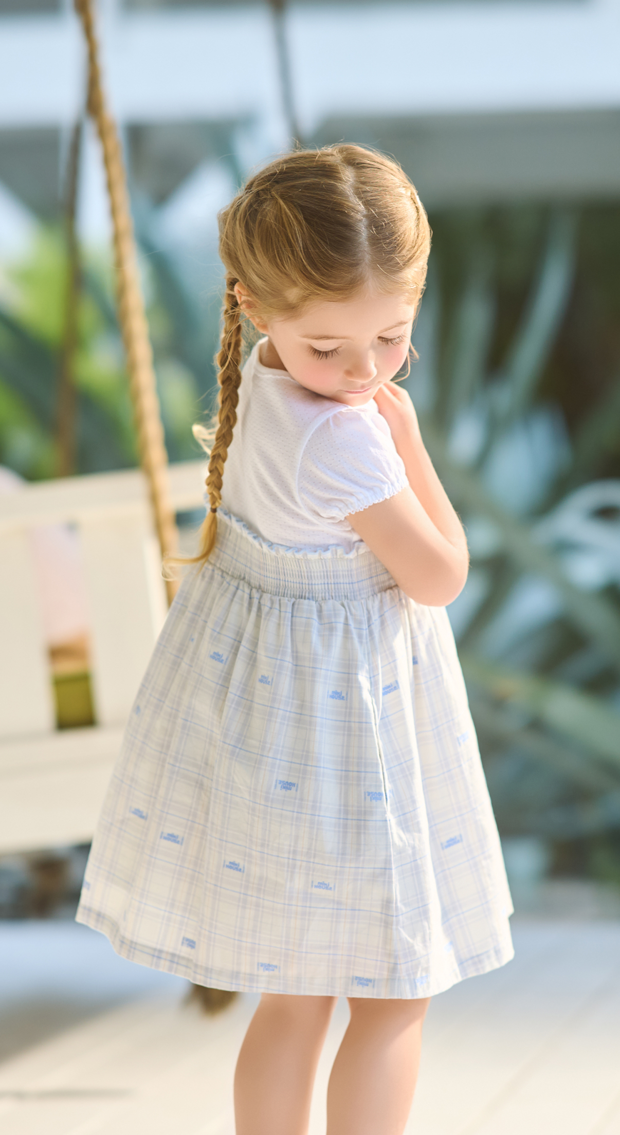 鮮やかな赤色の子ども用レーシングカートが、コンクリート床の上に置かれている