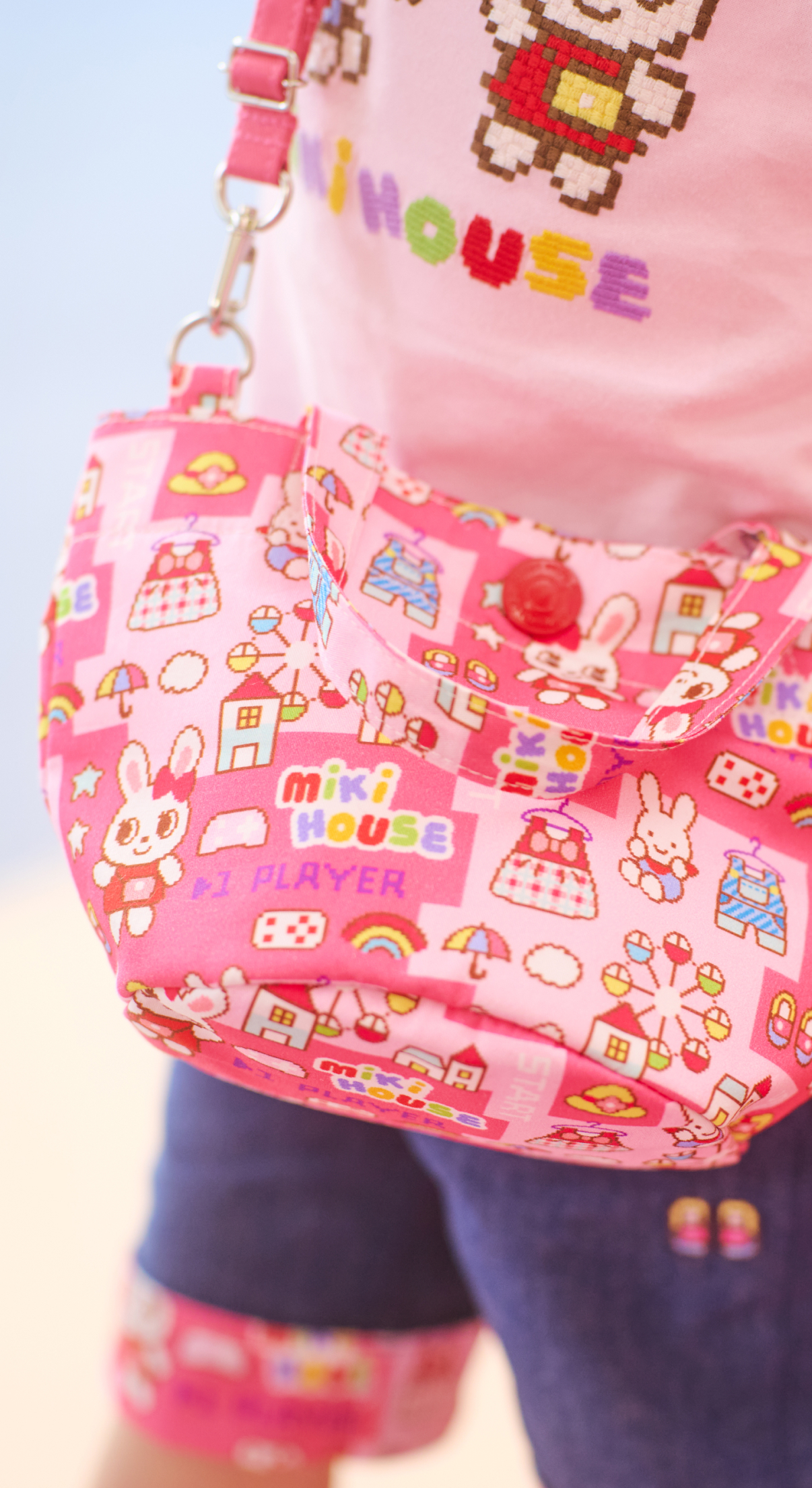 トランクの上に並べられた、カラフルな子ども用スニーカーが7足