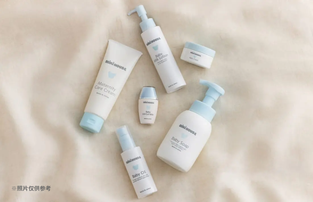 スキンケア商品が並べられた布の上の写真